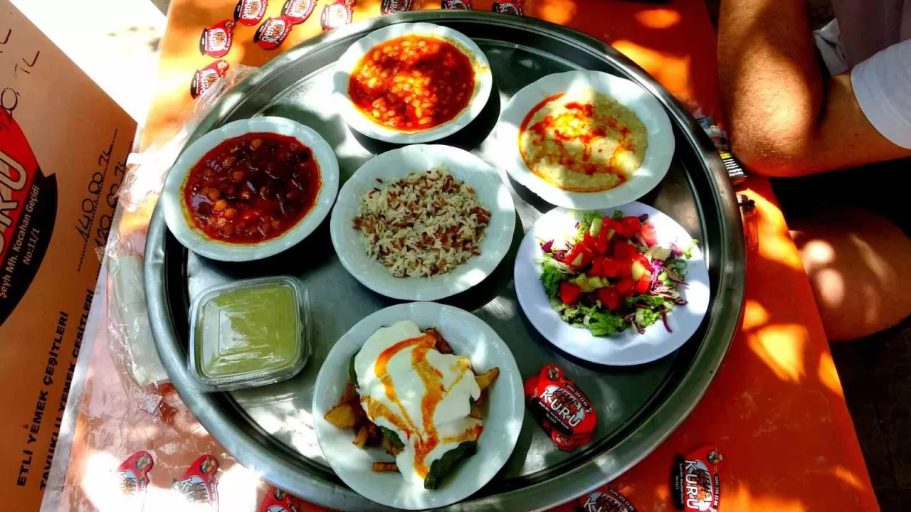 Kayıp Festivalin Gizemi: Holiwook Playa'nın Bin Yıllık Sokak Lezzetleri Efsanesi Gerçek mi?