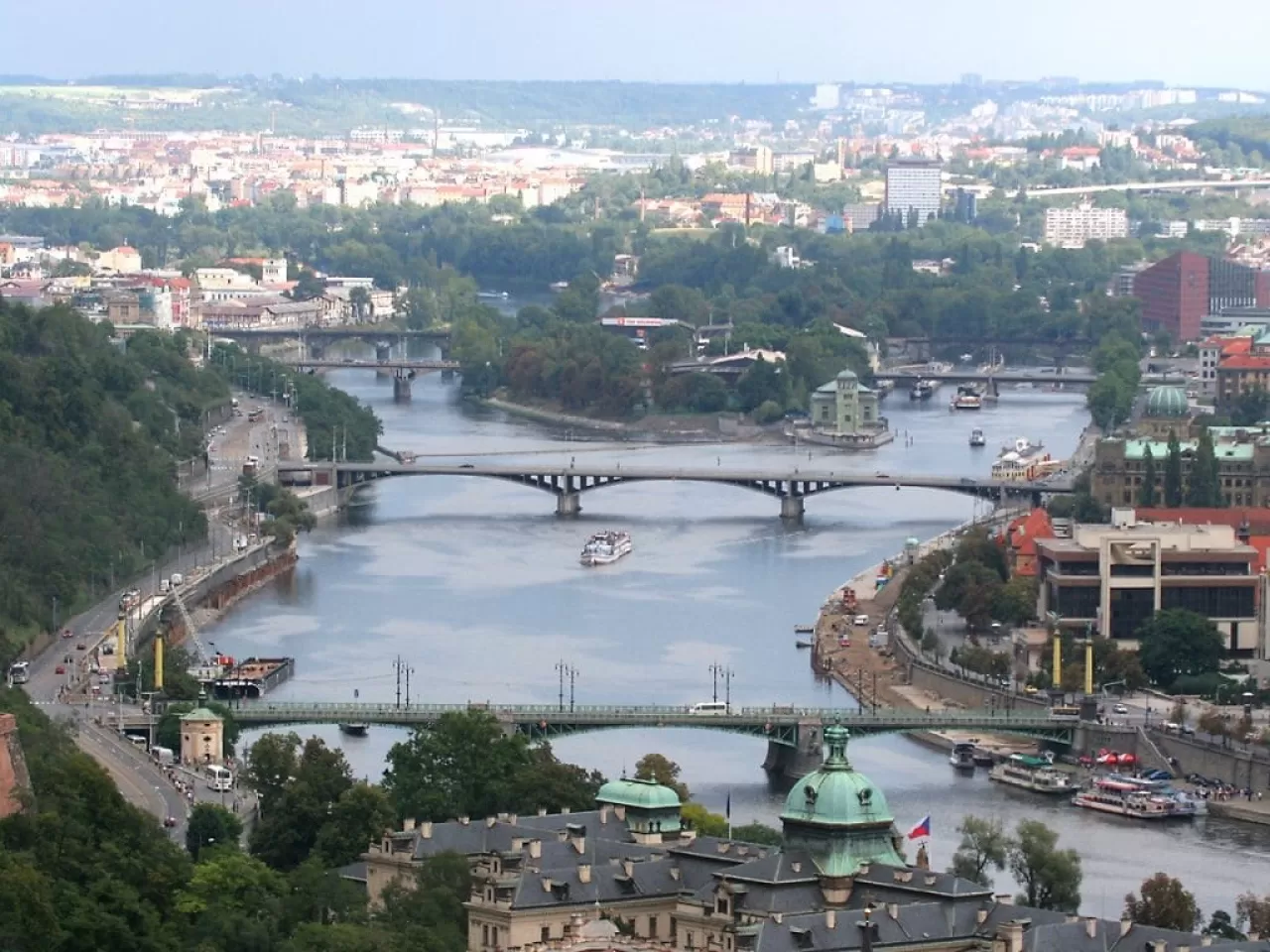 Prag'ın Saklı İncisi Karlín: Endüstriyel Bir Mahallenin Sanat ve Lezzetle Yeniden Doğuşu