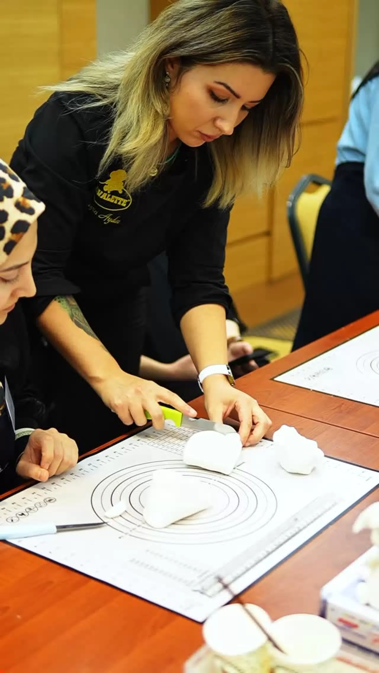 Mövenpick Hotel Malatya'da Şef Büşra Aydın ile Butik Pastacılık Eğitimi