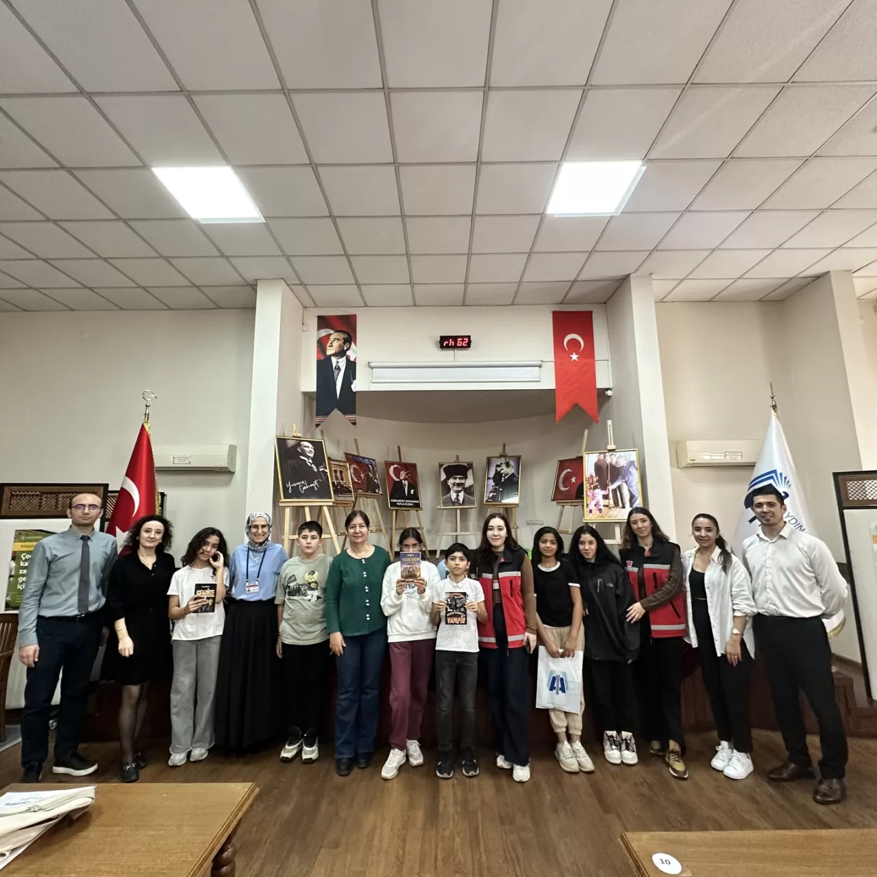 Aydın İl Halk Kütüphanesi'nde Gençler ve Gönüllüler Kitapların Işığında Buluştu