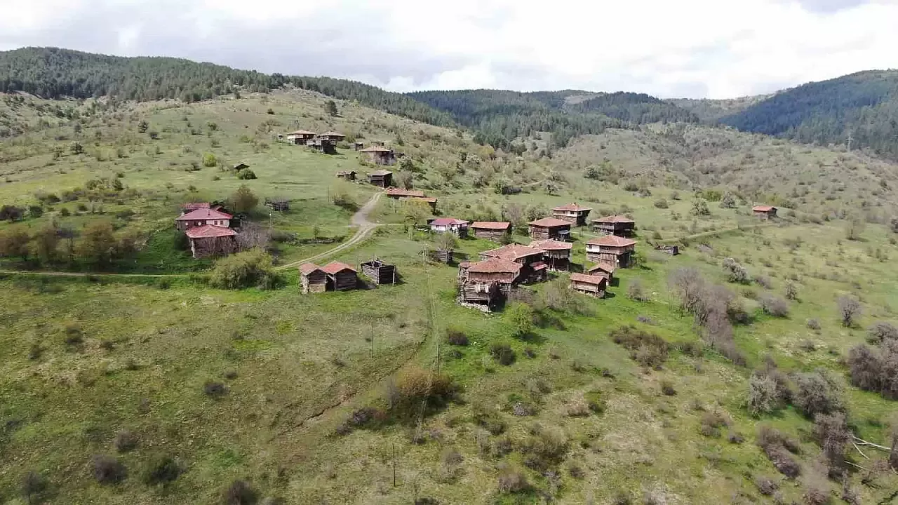 Kastamonu'nun Saklı Hazinesi: Yanık Köy'de Asırlık Ahşap Evler ve Kar Manzaraları