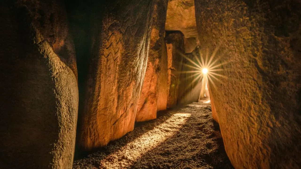 Newgrange: 5.200 Yıllık Astronomi Harikasının Gizemleri