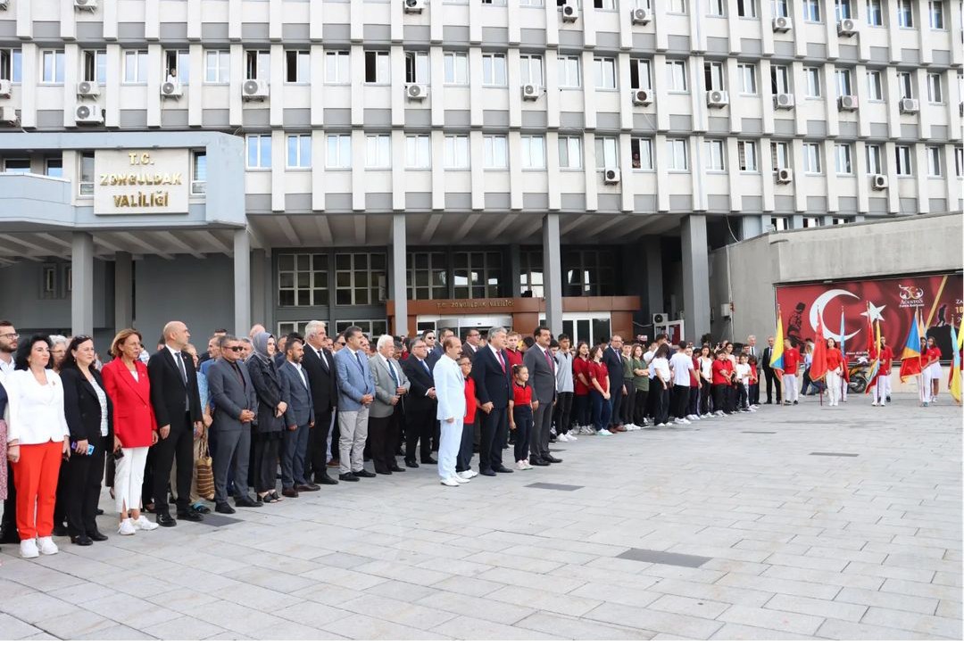 Zonguldak İl Kültür ve Turizm Müdürü Atatürk Anıtı'na Çelenk Sunma Törenine Katıldı