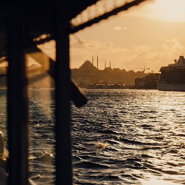 Istanbul'da Bosphorus'ta Gün Batımı Atmosferi