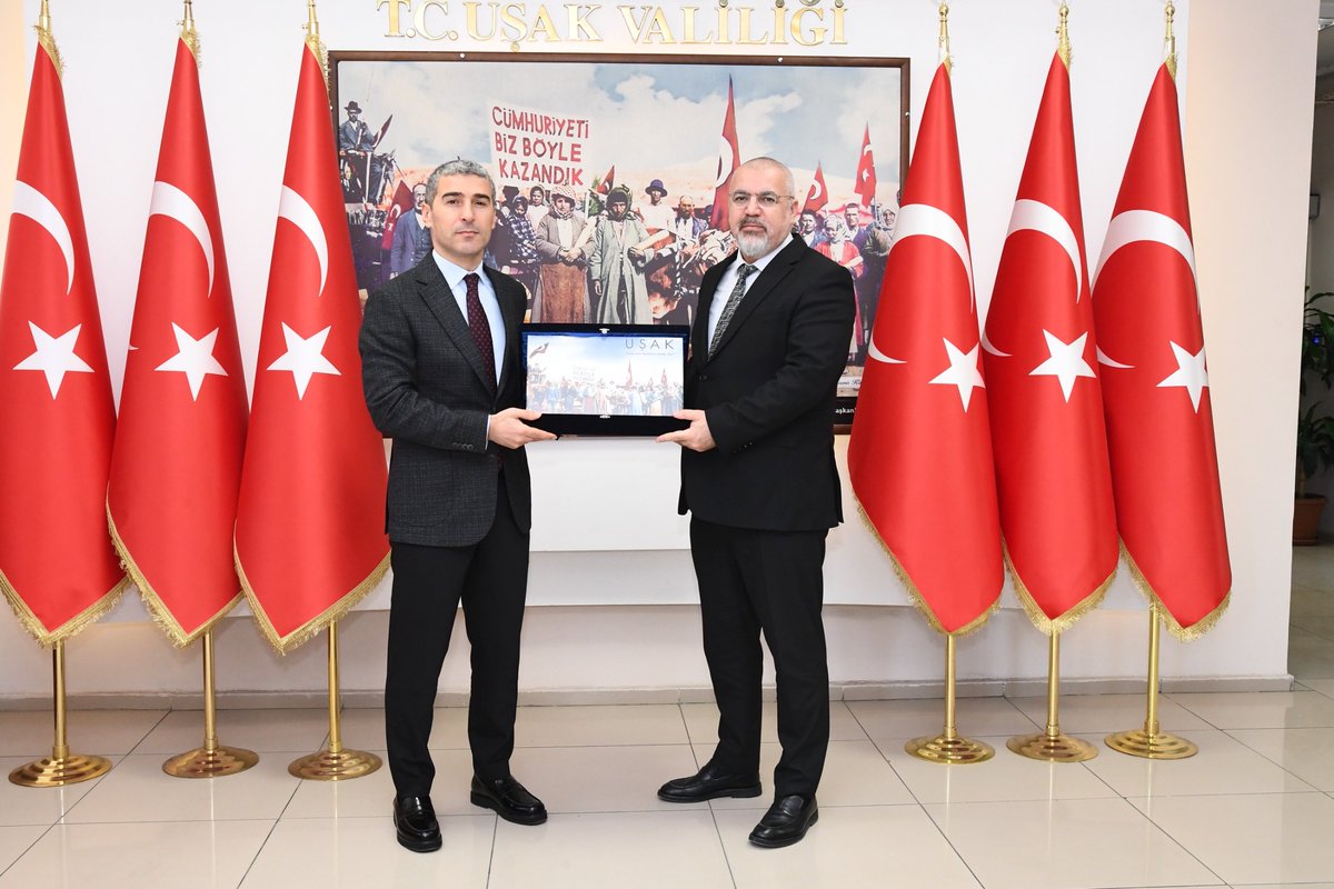 Alevi Bektaşi Kültür ve Cemevi Başkanı Alirıza Özdemir, Uşak Valisi Dr. Naci Aktaş'ı Ziyaret Etti