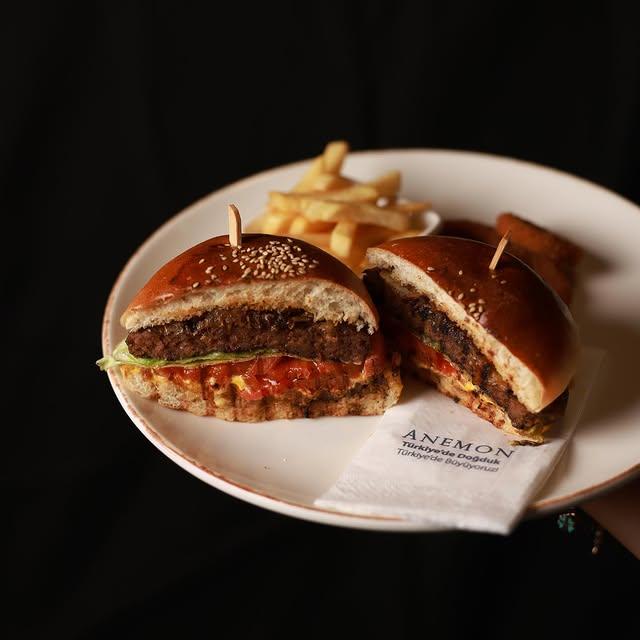 The Pub: Manisa'nın Lezzet Duraklarından Keyifli Bir Akşam Yemeği Deneyimi 