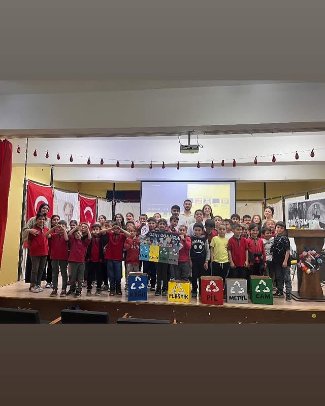 Amasya'da Öğrencilerden Köy Okullarına 