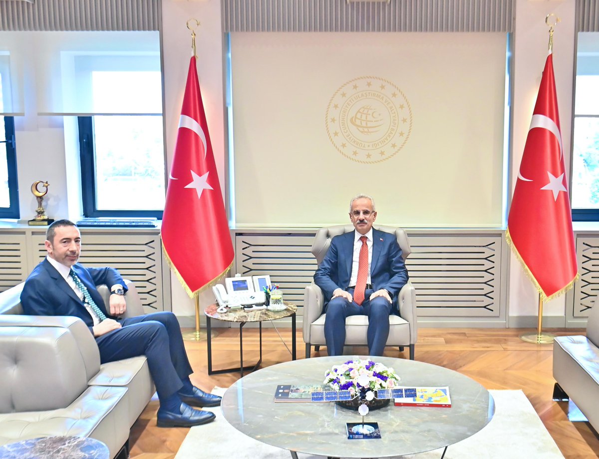 Ulaştırma ve Altyapı Bakanı Uraloğlu, Tapu ve Kadastro Genel Müdürü ile Toplantı Yaptı