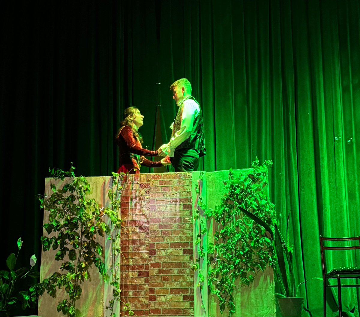 Sinoplu Öğrencilerden İngilizce Romeo ve Juliet Performansı