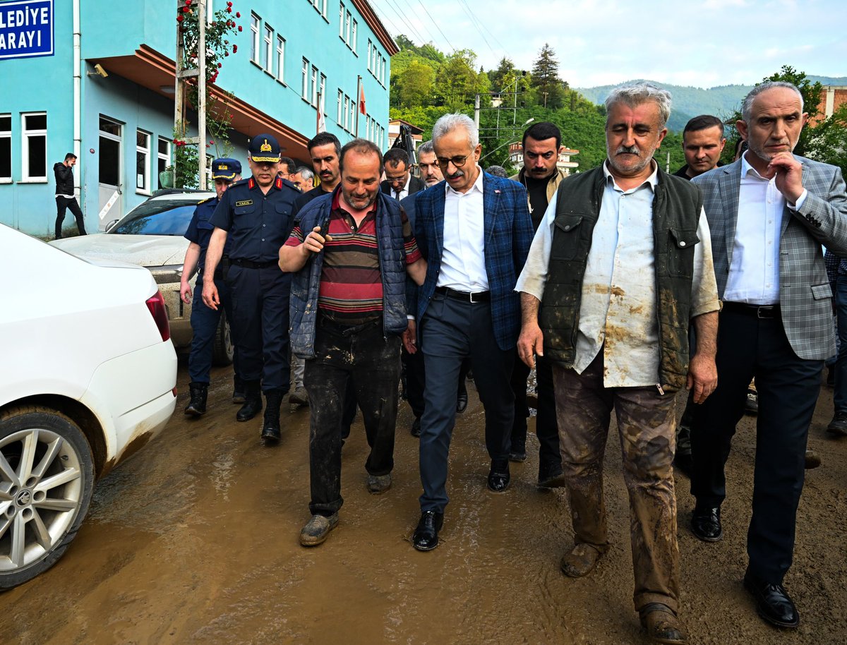 Ulaştırma ve Altyapı Bakanı Uraloğlu Trabzon'da Afetzedelerle Buluştu