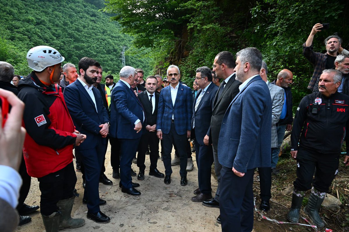 Ulaştırma ve Altyapı Bakanı Uraloğlu, Trabzon'daki Selde Kaybolan Hüseyin Aydın'ın Ailesiyle Görüştü