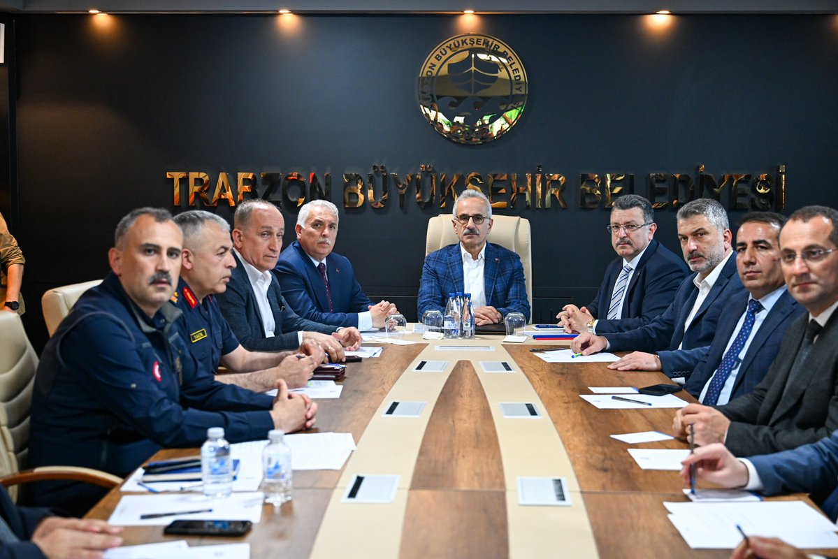 Ulaştırma ve Altyapı Bakanı Uraloğlu, Trabzon'daki Sel Afeti Koordinasyon Toplantısı Gerçekleştirdi