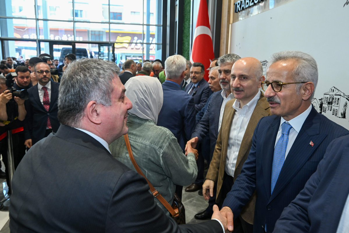 Ulaştırma ve Altyapı Bakanı Uraloğlu Trabzon'da Bayram Coşkusuna Katıldı