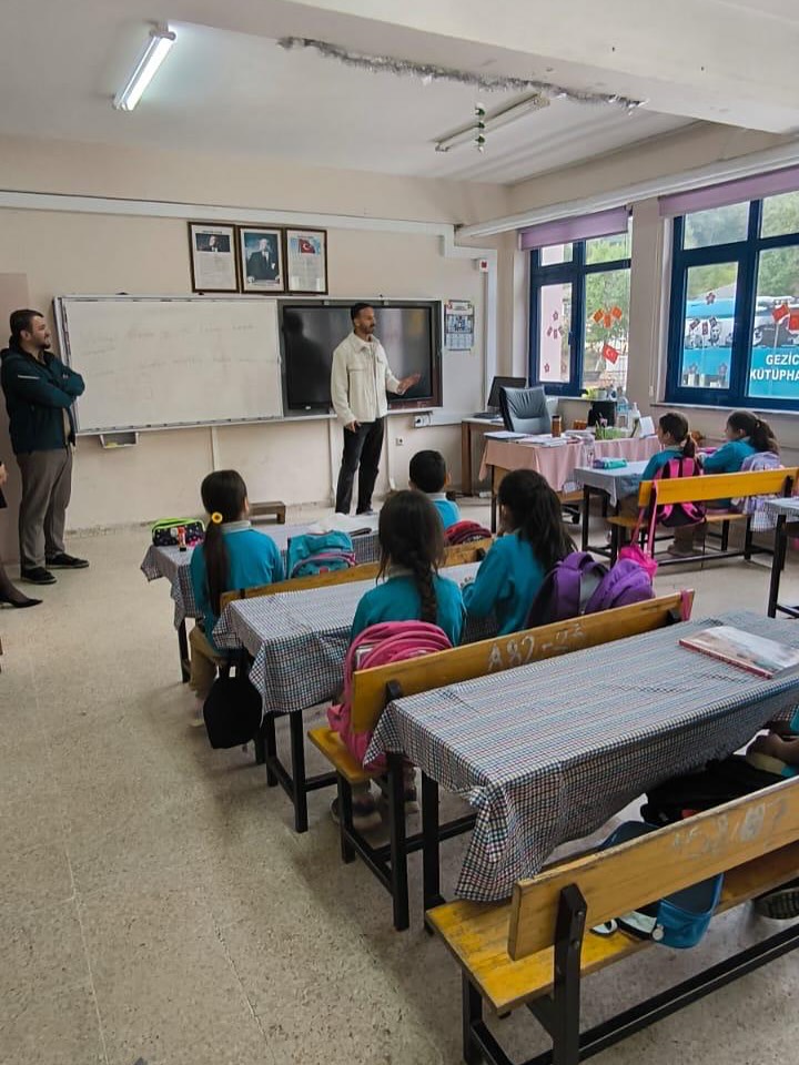 Bartın'da Gezici Kütüphane, Akbaş İlkokulu'ndaki Öğrencilerle Buluştu