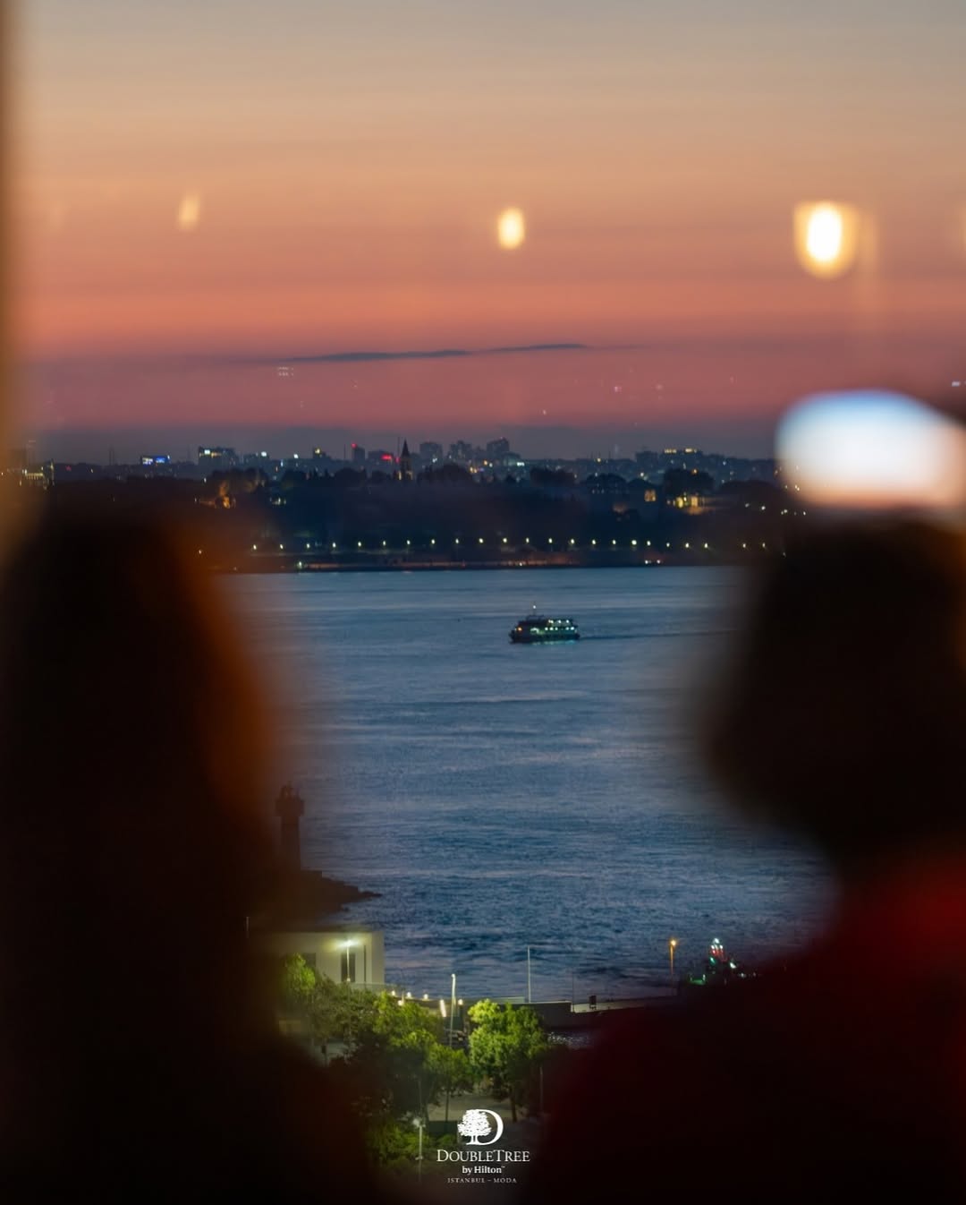 DoubleTree by Hilton İstanbul - Moda'da Akşam Manzarası Denize Yansıyan Işıklarla Renkleniyor