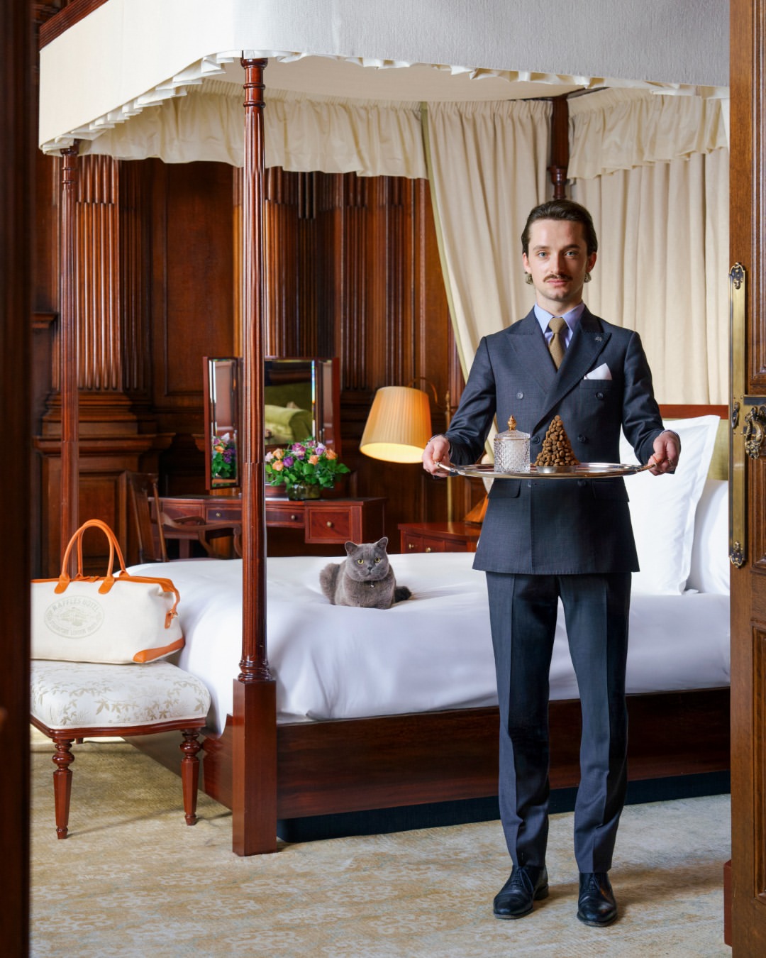 Raffles İstanbul'da Özel Konuk: Dört Sütunlu Yatakta Ağırlanan Kedi