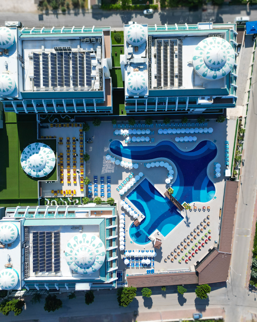 Antalya'nın Lüks Tatil Köyü Sensitive Premium Resort'ta Havuz Keyfi