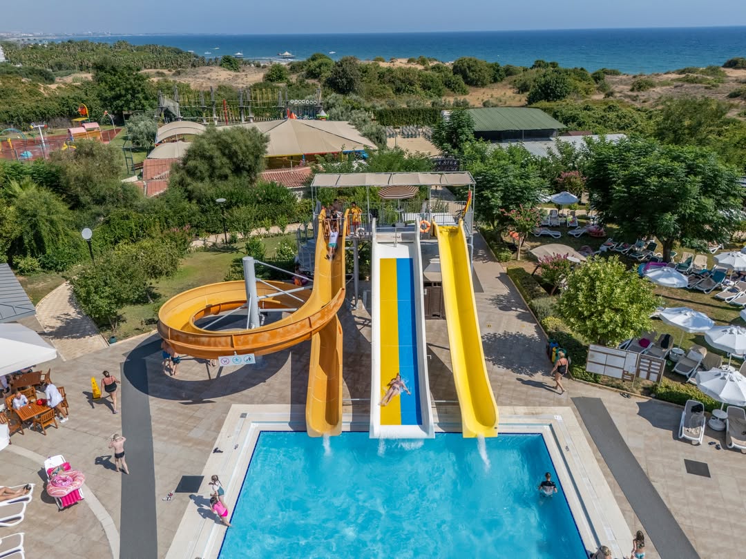Side Star Resort, Yaz Sezonunu Uzatan Açık Havuz Hizmeti Sunuyor