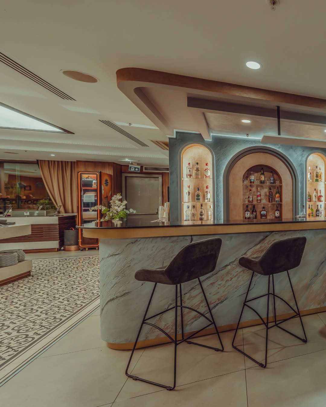 Grand Makel Hotel'de Şık Tasarımlı Bar Keyifli Akşamlar Sunuyor