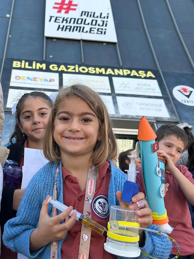 Özdemir Bayraktar Bilim Merkezi'nde Dünya Uzay Haftası'na Özel Atölyeler Düzenlendi