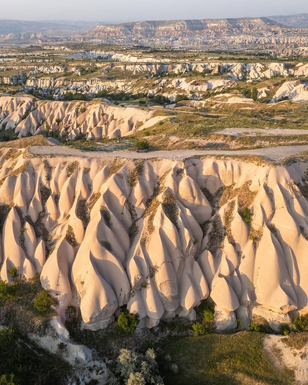 Kapadokya'nın Peri Bacaları, Masalsı Manzarasıyla Ziyaretçilerini Büyülüyor