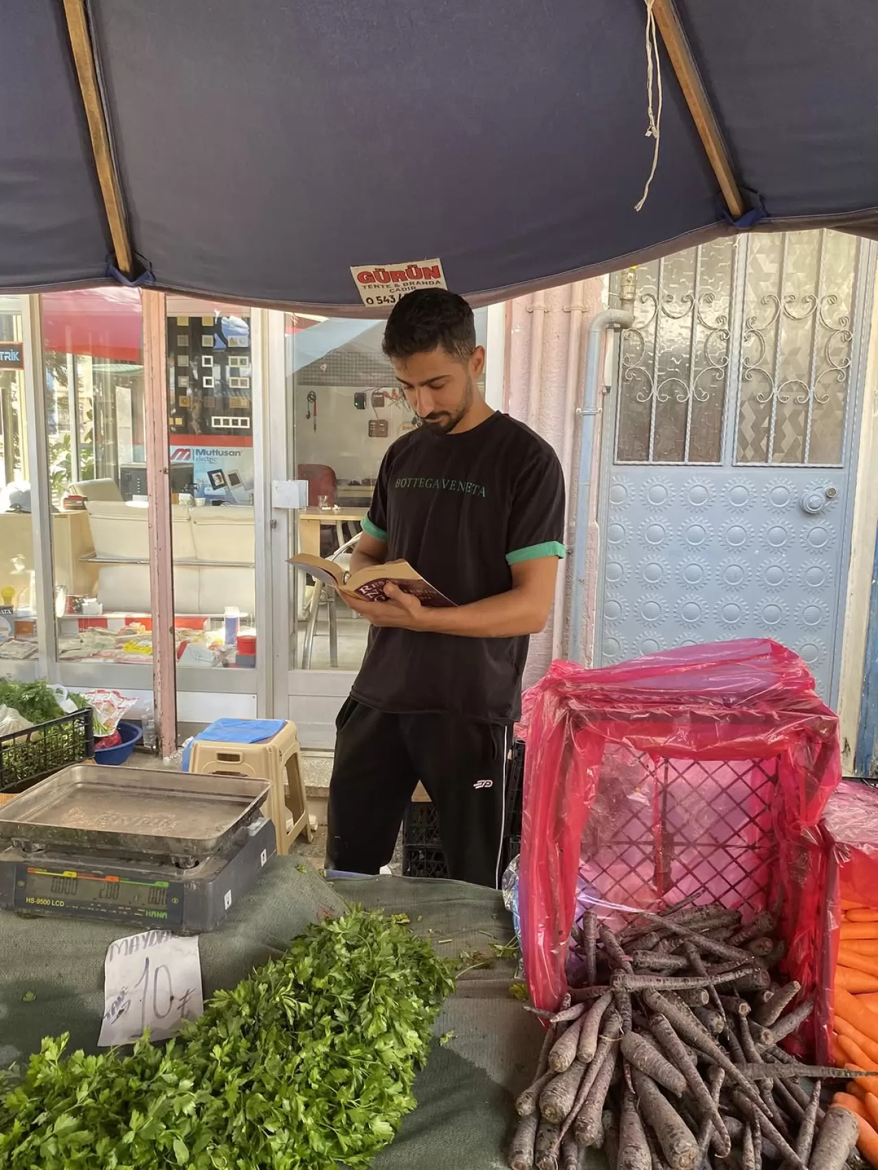 Aydın'da Kütüphane, Salı Pazarı'na Taşındı: "Kitap Okumanın Mekanı Yok"