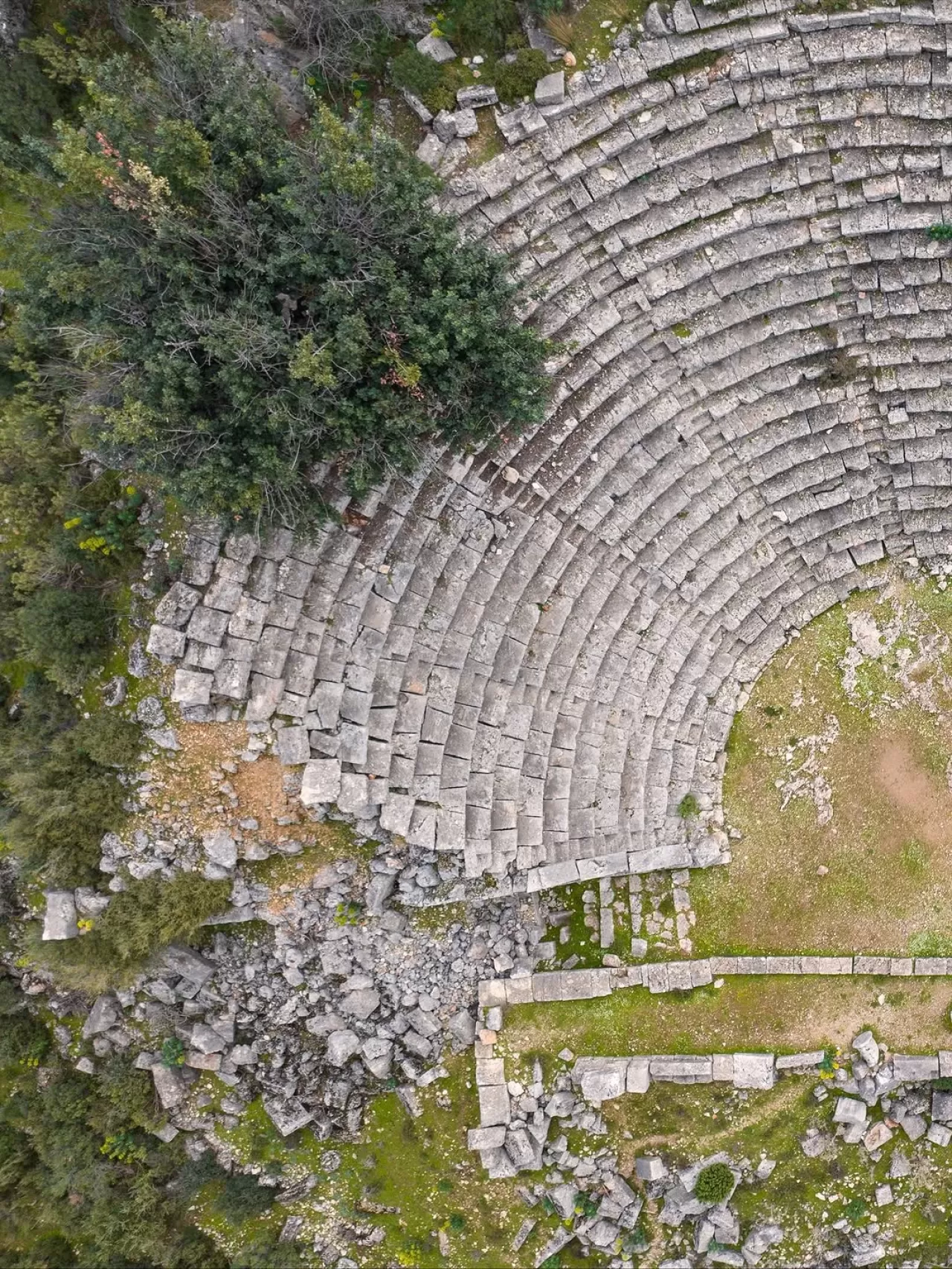 Pınara Antik Kenti'nin Görkemli Tiyatrosu, Zamanın Sesine Kulak Veriyor