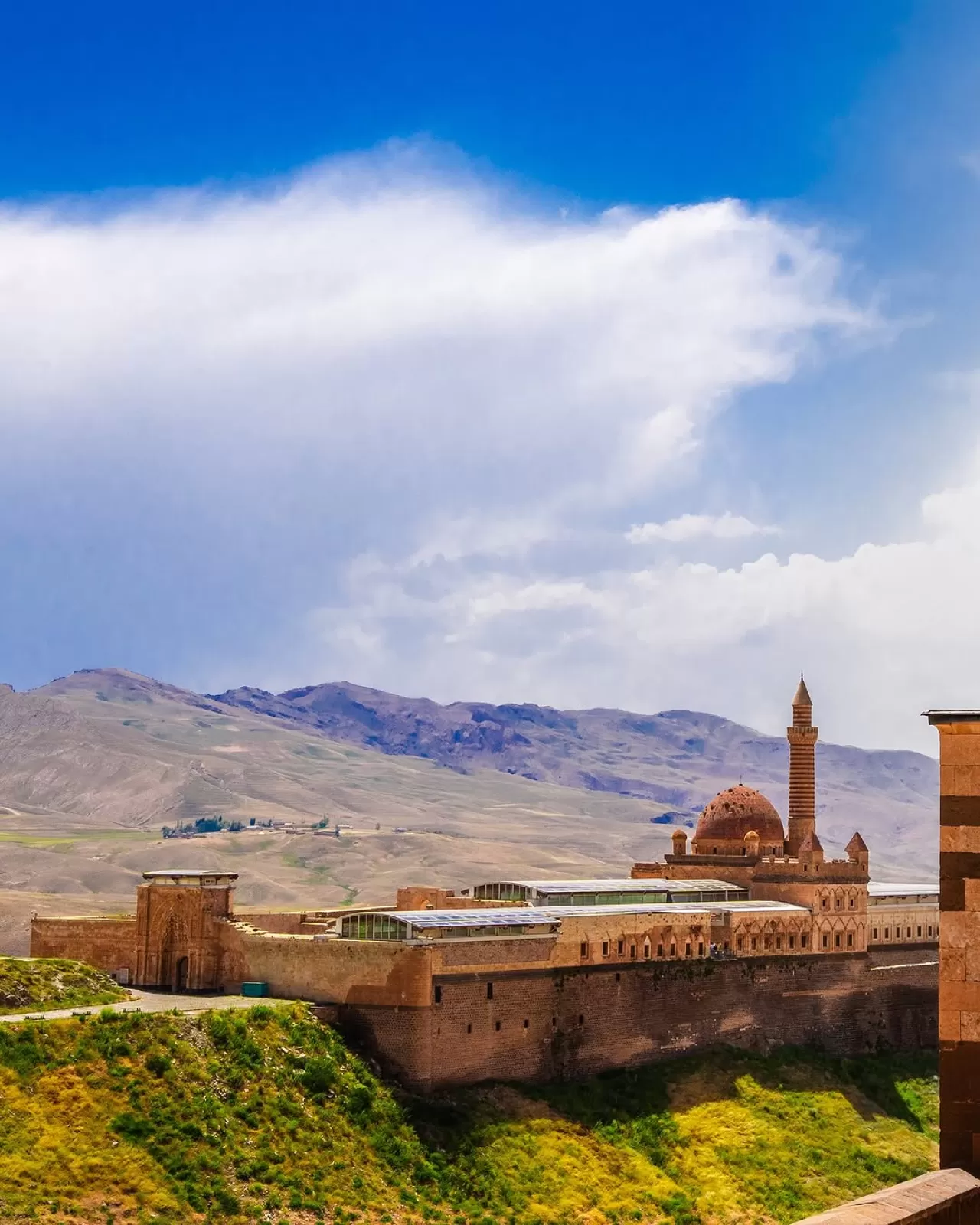 Ağrı'nın Tarihi Simgeleri: İshak Paşa Sarayı ve Eski Bayezid Camisi