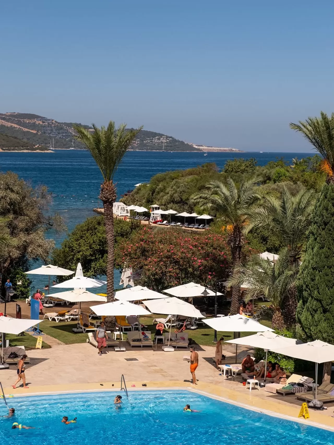 Bodrum'da Turizm Sezonu Uzuyor: Ekim Ayında Havuz Keyfi Sürüyor