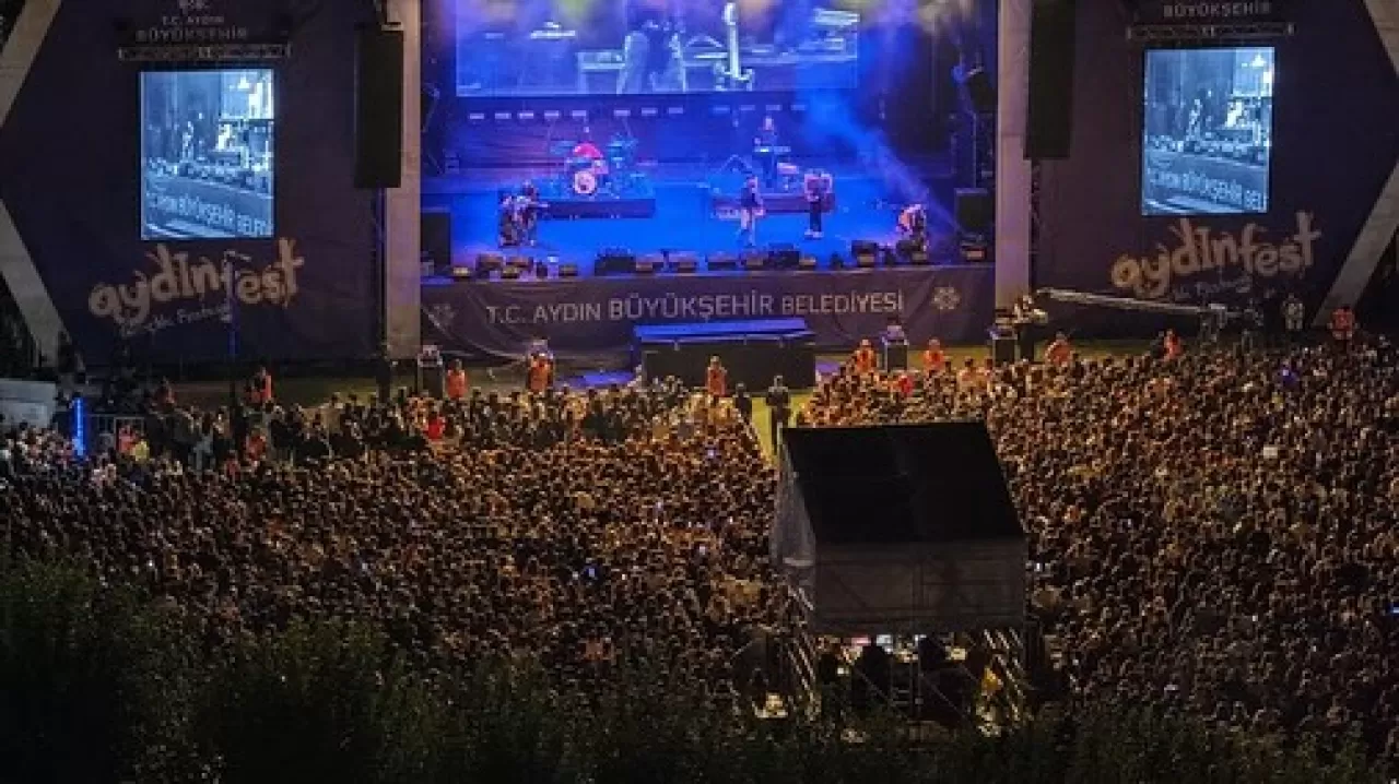 Aydınfest'in Açılışına Yoğun İlgi: 50 Bini Aşkın Kişi Tekstil Park'ta Buluştu