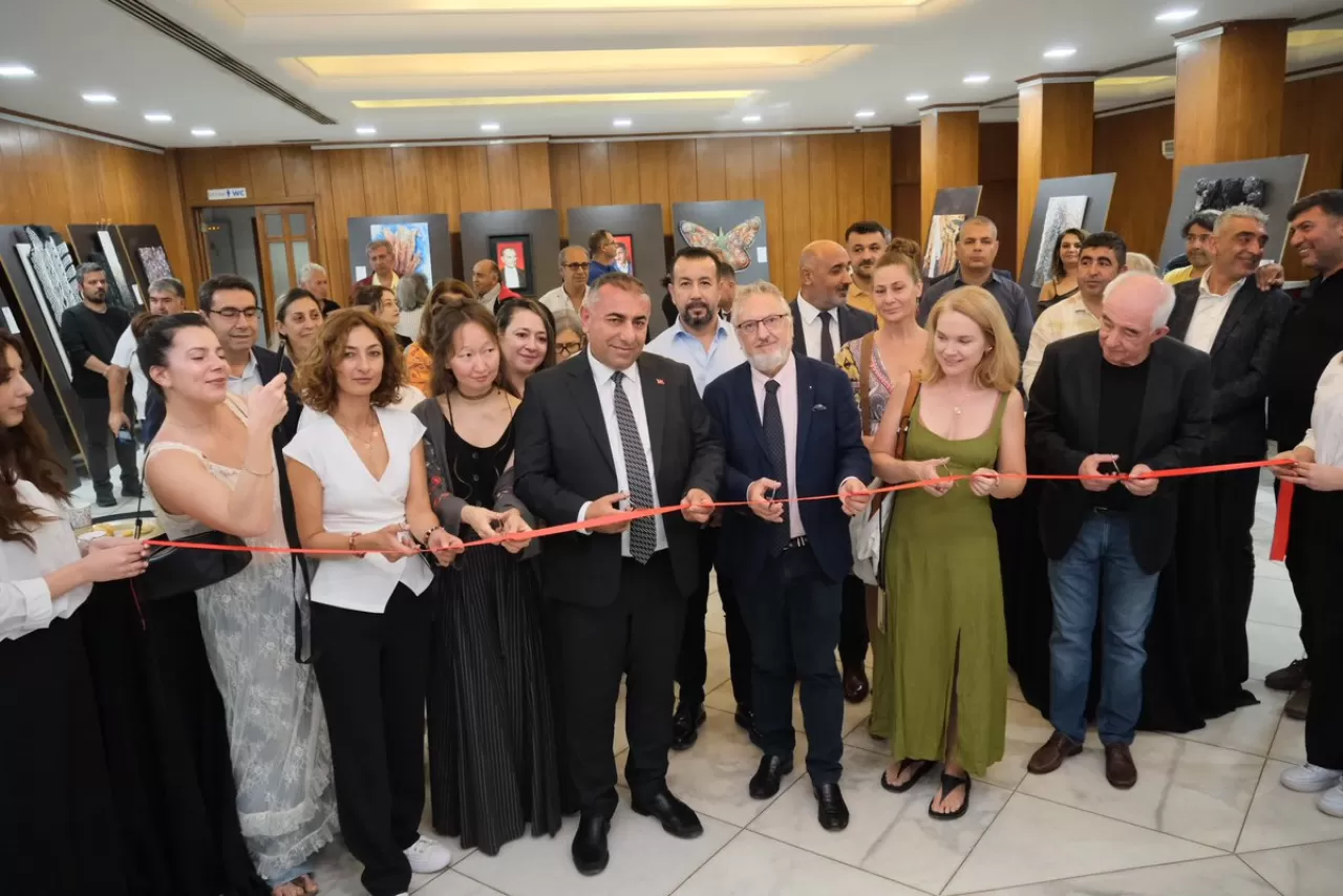 Adana'da "Özgürlük Yolu" Temalı Çağdaş Mozaik Eserleri Sergileniyor