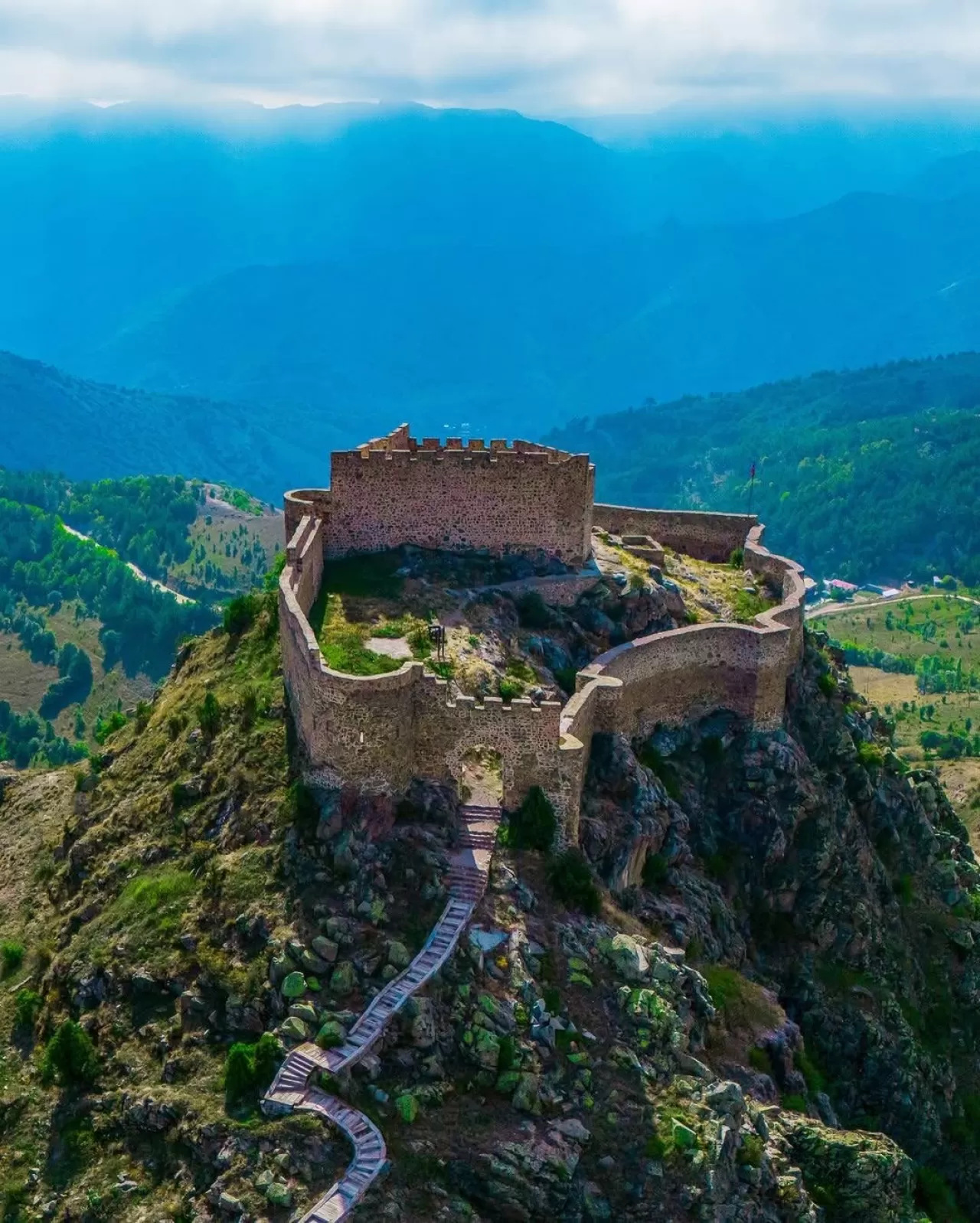 Gümüşhane'deki Kov Kalesi, Tarihi ve Doğal Güzellikleriyle Ziyaretçilerini Bekliyor